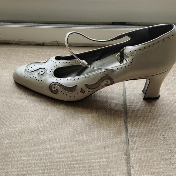 Ladies strappy leather heels. Size USA 8 1/2 Narrow.Vintage - Picture 4 of 8